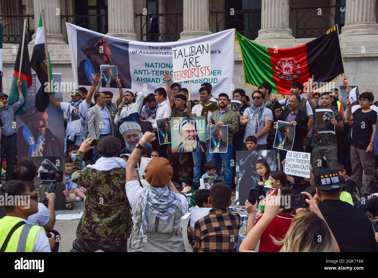 London, Großbritannien. September 2021. Am 20. Jahrestag der Tötung des Oppositionskommandanten Ahmad Shah Massoud versammelten sich Demonstranten auf dem Trafalgar Square, um gegen die Übernahme der Taliban zu protestieren und Großbritannien und die internationale Gemeinschaft aufzufordern, Afghanistan zu helfen. Stockfoto