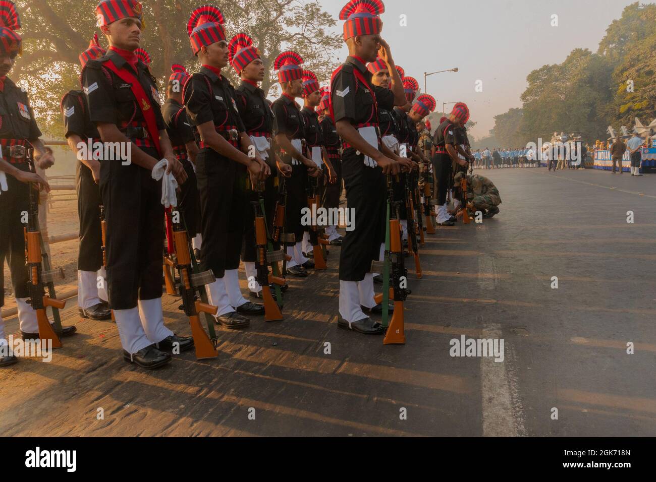 Kalkutta, Westbengalen, Indien - 23. Januar 2018: Indische Offiziere der Streitkräfte marschieren mit leichten Maschinengewehren vorbei und bereiten sich auf die Show für Indien vor Stockfoto