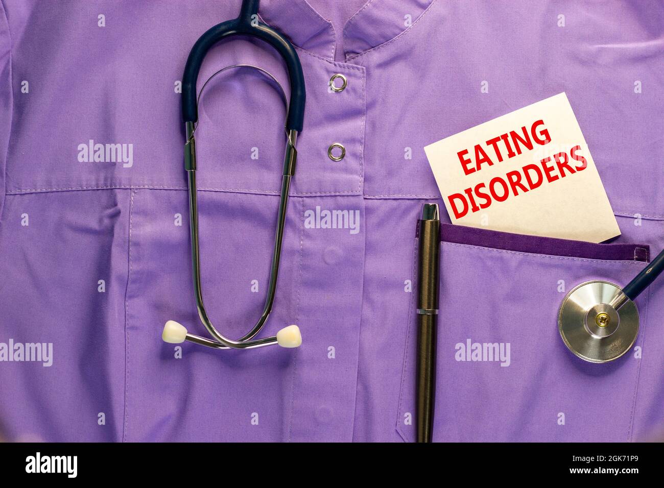 Symbol für Essstörungen. Medizinische Uniform, weiße Karte mit Worten Essstörungen, metallischer Stift und Stethoskop. Konzept für medizinische und Essstörungen. Stockfoto