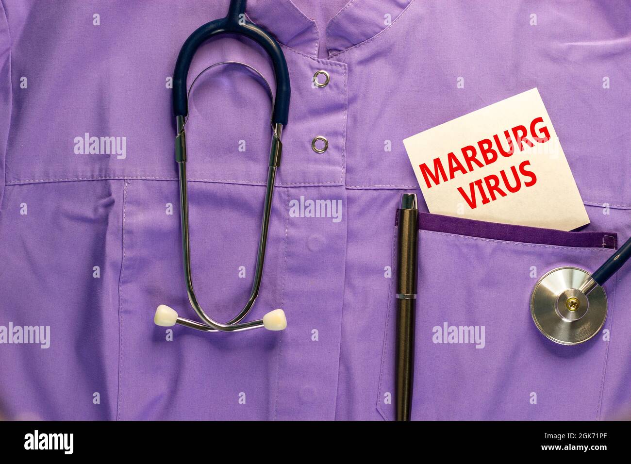Marburg-Virus-Symbol. Medizinische Uniform, weiße Karte mit den Worten Marburg-Virus, Metallstift und Stethoskop. Medical, marburg Virus Konzept. Stockfoto