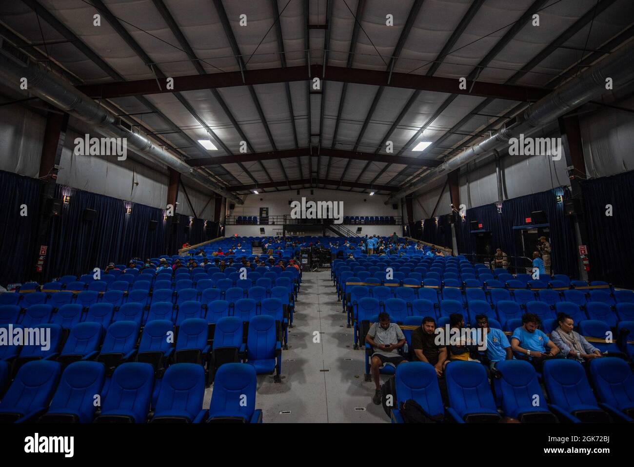 Evakuierte Afghanistans warten auf einen Prozess in einem Lagertheater in der Region CENTCOM, 20. August 2021. Im Rahmen der Operation Allies Refuge verließen die Bürger den Hamid Karzai International Airport, Kabul, an Bord mehrerer Militärflugzeuge. Stockfoto