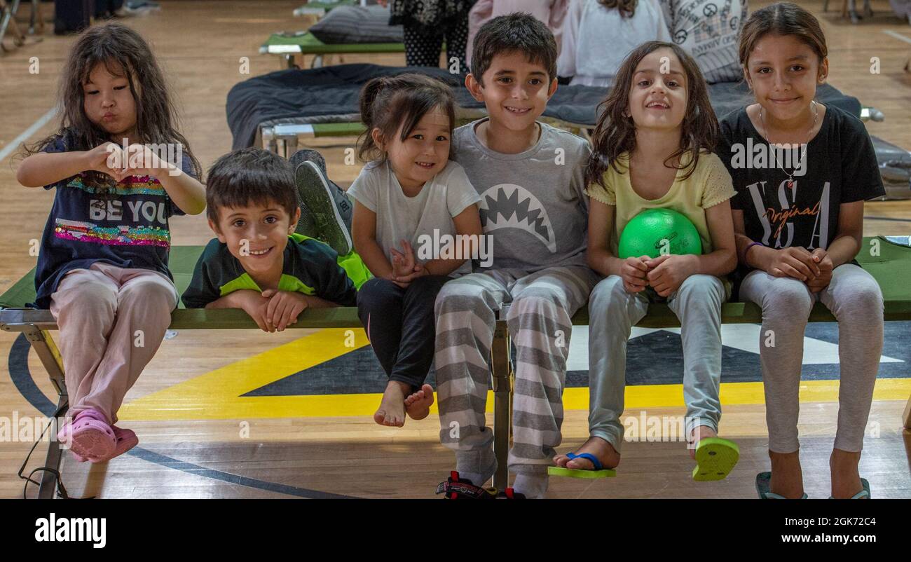 Kinder posieren für ein Bild in einem Fitnessstudio in der Region CENTCOM, 20. August 2021. Im Rahmen der Operation Allies Refuge verließen die Bürger den Hamid Karzai International Airport, Kabul, an Bord mehrerer Militärflugzeuge. Stockfoto