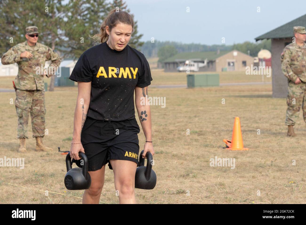 Soldaten der 1-125 Field Artillery nehmen während einer Diagnose am 20. August 2021, Camp Ripley, Minnesota, an der Sprint-Drag-Carry-Veranstaltung des Army Combat Fitness Tests Teil. Der ACFT ist ein kampforientierter Fitnesstest, der entwickelt wurde, um die Kampfbereitschaft eines Soldaten zu testen. Stockfoto