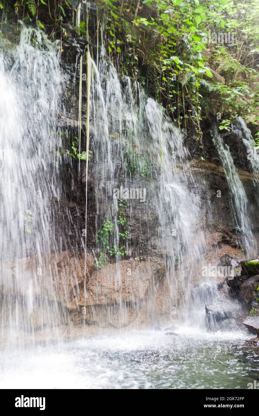 Einer von Chorros de la Calera, einer Reihe von Wasserfällen in der Nähe des Dorfes Juayua, El Salvador Stockfoto