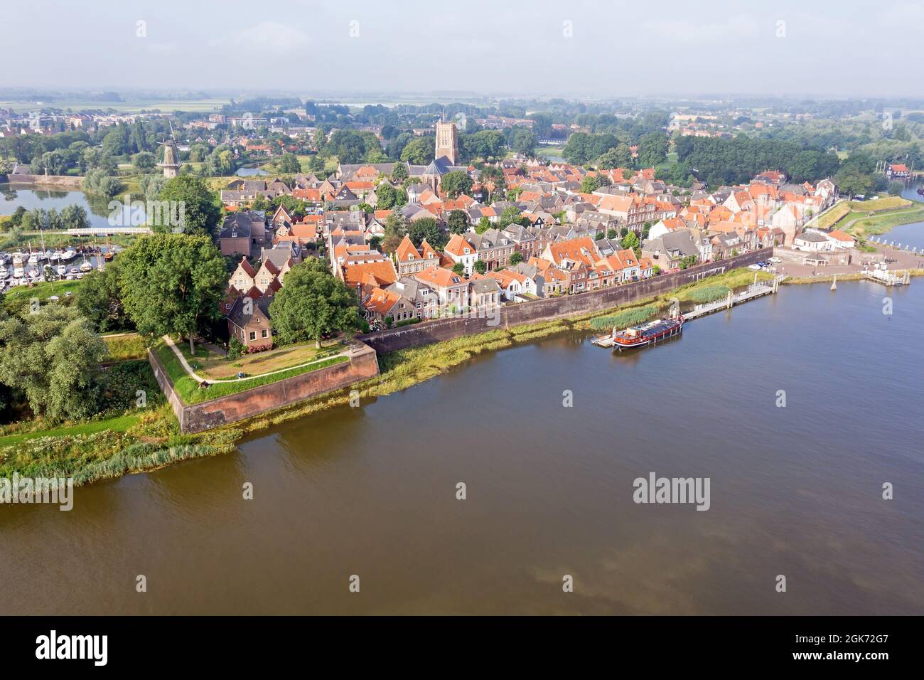 Luftaufnahme aus der Stadt Woudrichem am Fluss Merwede in den Niederlanden in einer überfluteten Landschaft Stockfoto