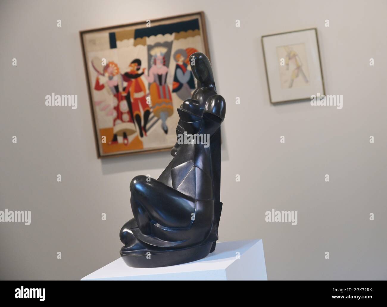 Mailand, Italien. September 2021. Mailand, Italien ARCHIPENKO IN ITALIEN bei DER ML-Kunstausstellung mit Unterstützung der Archipenko-Stiftung und Zusammenarbeit mit Stephenson Art London Werke von Archipenko, Magnelli, Prampolini, Depero, De Chirico und Carrà auf dem Foto: Alexander Archipenko Oper sitzende Figur konzelved 1913-1954 Credit: Independent Photo Agency/Alamy Live News Stockfoto