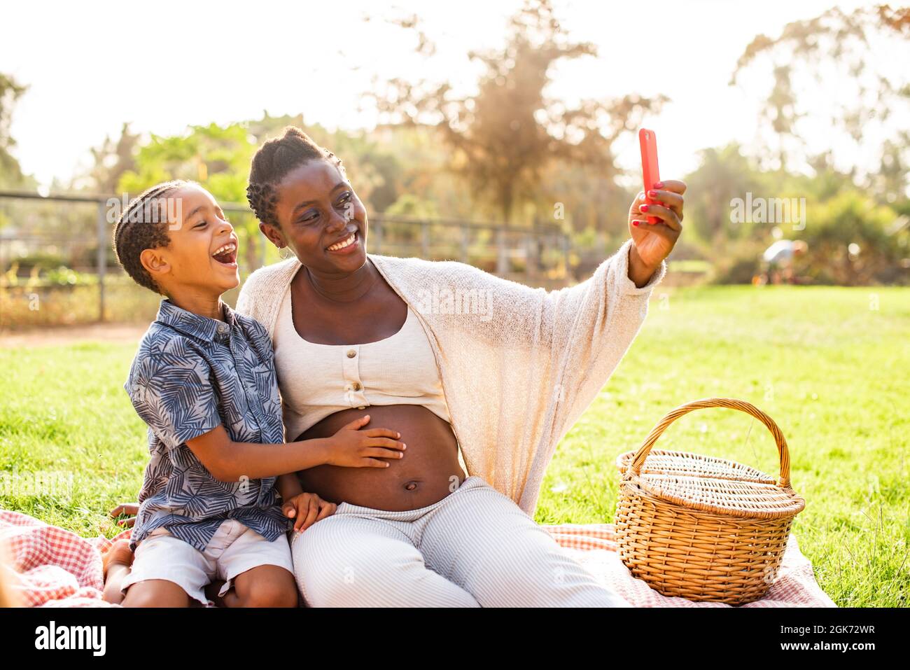Schwanger schwarze Frau und Junge nehmen Selfie zusammen Stockfoto