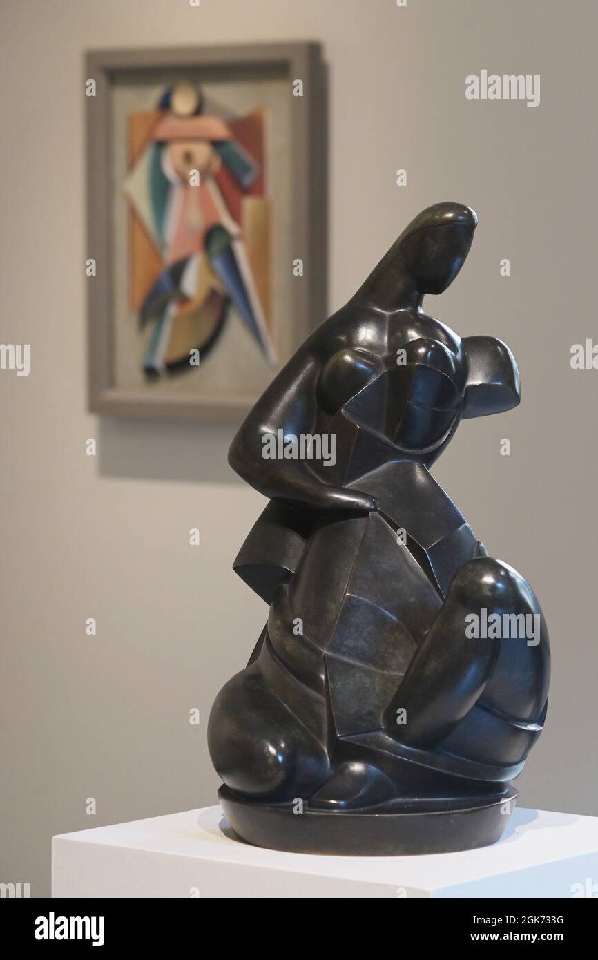 Mailand, Italien. September 2021. Mailand, Italien ARCHIPENKO IN ITALIEN bei DER ML-Kunstausstellung mit Unterstützung der Archipenko-Stiftung und Zusammenarbeit mit Stephenson Art London Werke von Archipenko, Magnelli, Prampolini, Depero, De Chirico und Carrà auf dem Foto: Alexander Archipenko Oper sitzende Figur konzelved 1913-1954 Credit: Independent Photo Agency/Alamy Live News Stockfoto