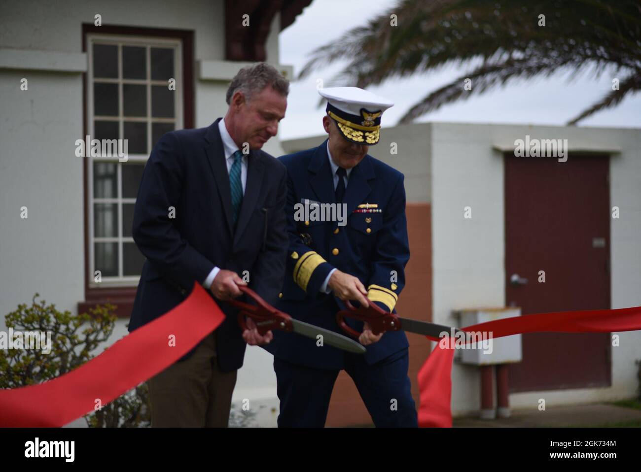 Der ehrenwerte Scott Peters, das US-Repräsentantenhaus, und der hintere ADM. Brian K. Penoyer, der Kommandant der elften Küstenwache, Schnitt das Band während der Wiederweihungszeremonie am New Point Loma Lighthouse in San Diego am 20. August 2021. Die Wiederweihung ist die offizielle Anerkennung der Dienstkarriere der Light Station und ehrt ihre Geschichte als Navigationshilfe der Küstenwache. Stockfoto