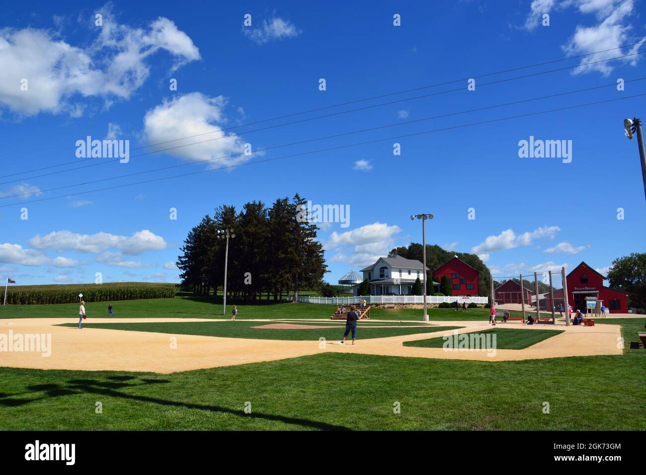 Touristen spielen ein Baseballspiel im ehemaligen Filmset von Field of Dreams in Dyersville, Iowa Stockfoto