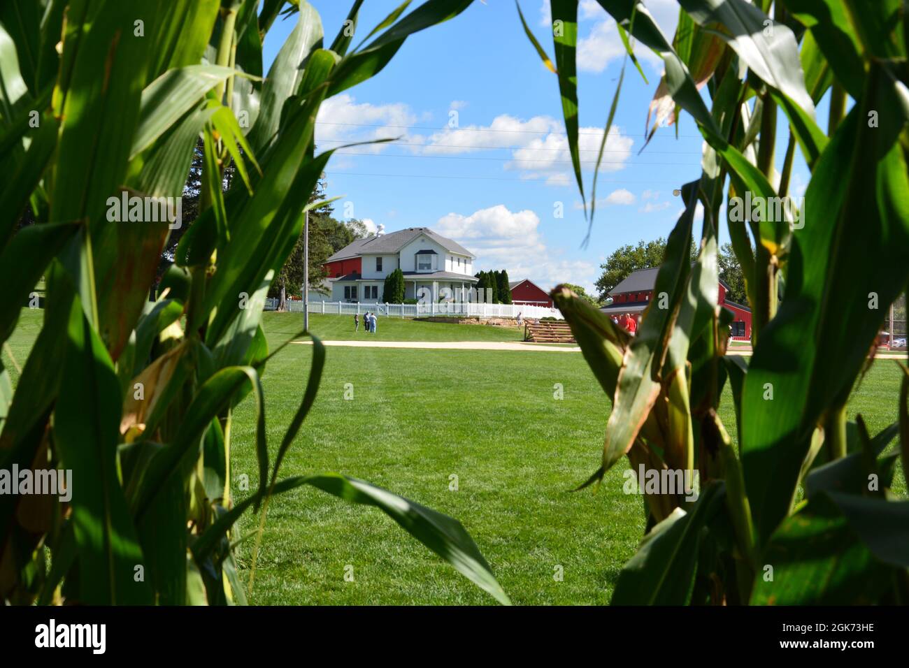 Ein Blick durch das Außenfeld ist der th Baseballdiamant beim ehemaligen Filmset von Field of Dreams in Dyersville, Iowa. Stockfoto