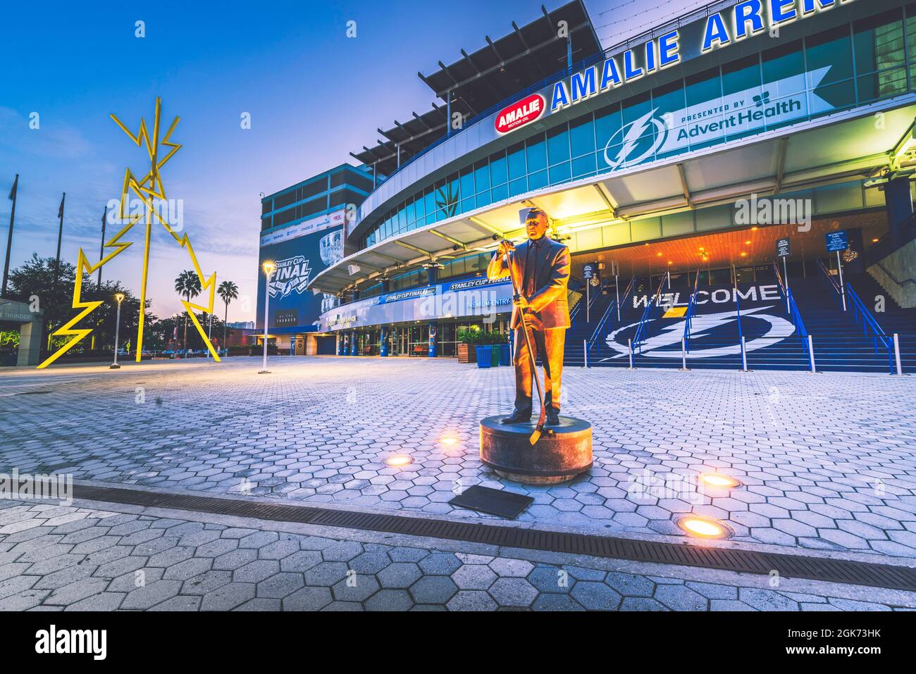 Tampa, FL – 13. September 2021; die Statue von Phil Esposito steht bei Sonnenaufgang vor der Amalie Arena, der Heimat der NHL-Franchise Tampa Bay Lightning Stockfoto