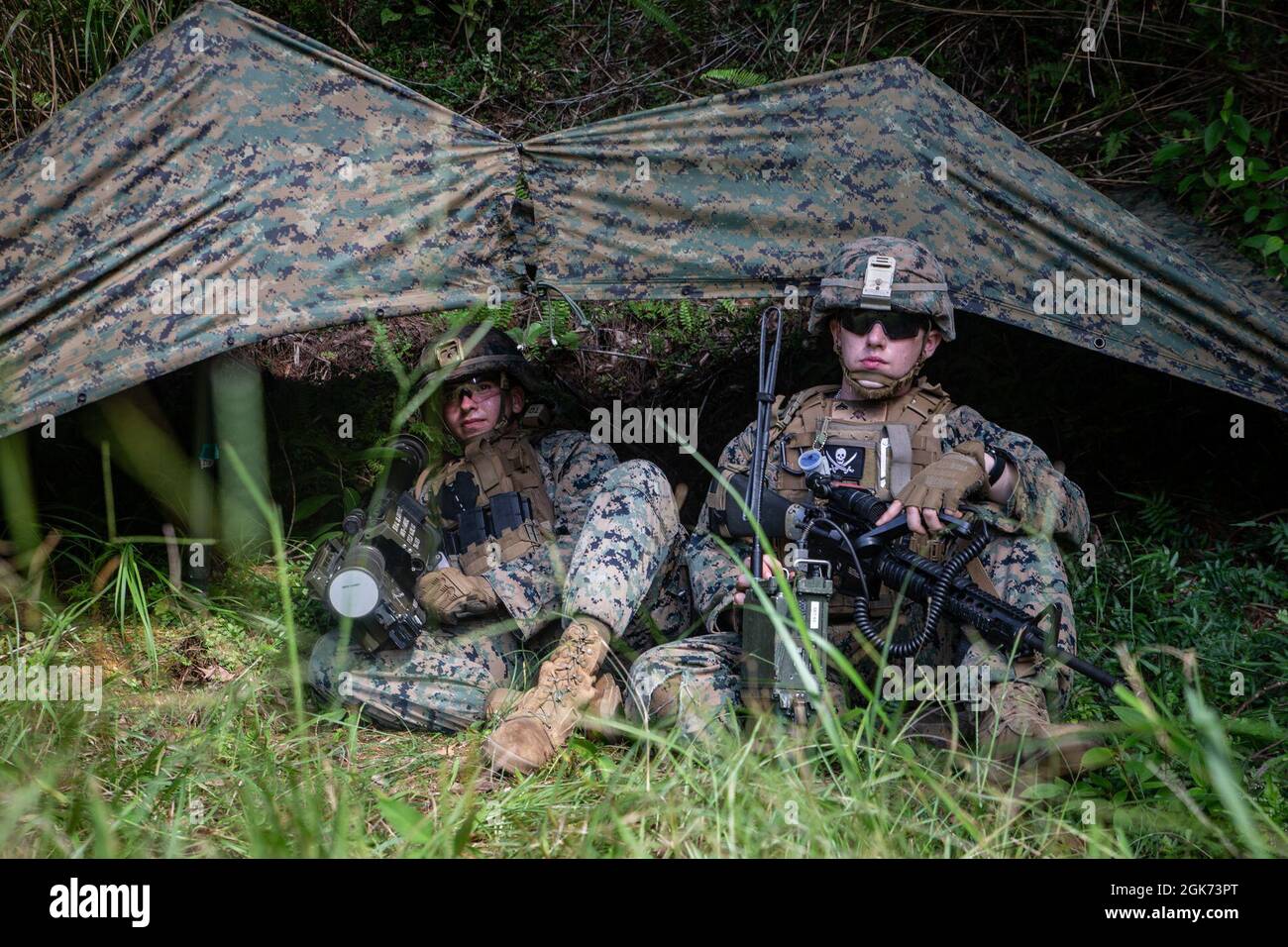 U.S. Marine Corps CPL. Luiz Torres und CPL. Noah Swinson, Flugverteidigungskanonen in niedriger Höhe mit Marine Medium Tilt-Rotor Squadron 265 (verstärkt), 31. Marine Expeditionary Unit (MEU), steht während einer Operation der Expeditionary Advanced Base (EAB) zur Unterstützung der Übung Noble Union auf Camp Butler, Okinawa, Japan, 20. August 2021 zwischen Feuermissionen zur Verfügung. Exercise Noble Union ist Teil der Noble-Reihe der 31. MEU, die verwendet wird, um die Familie der Marinekonzepte zu validieren oder für ungültig zu erklären, Techniken und Verfahren für den Einsatz von MEU-Aktiva zur Unterstützung der Verweigerung der See und der Flotte zu entwickeln Stockfoto