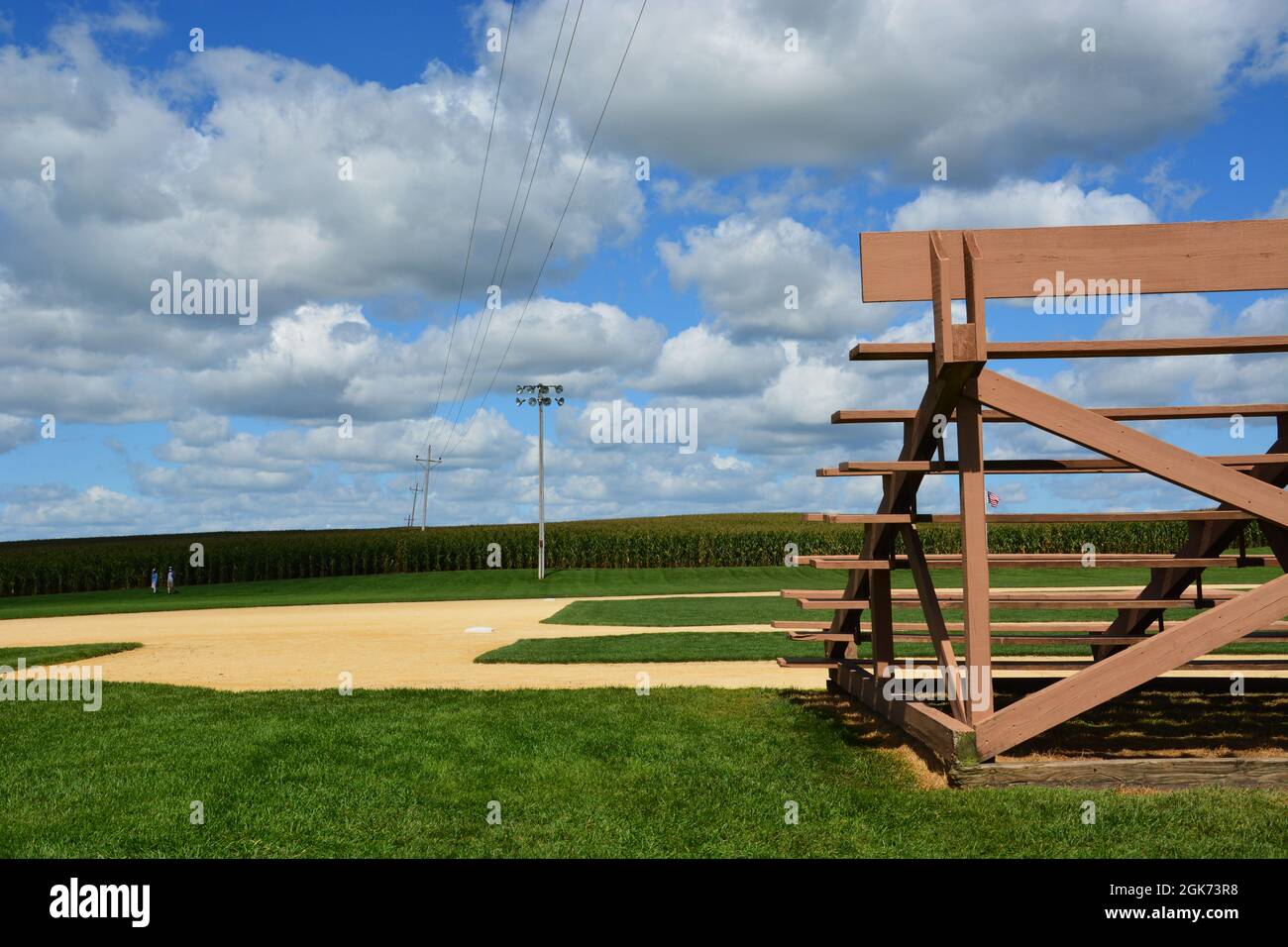 Blick vorbei an den Tribünen zum Baseballdiamanten auf dem ehemaligen Filmset von „Field of Dreams“ in Dyersville IA. Stockfoto