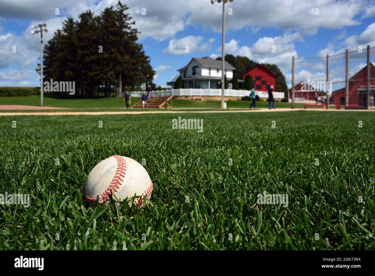 Blick aus dem Außenfeld auf den ehemaligen Filmset von The Field of Dreams in Dyersville Iowa. Der Fokus liegt auf dem Baseballspiel. Stockfoto