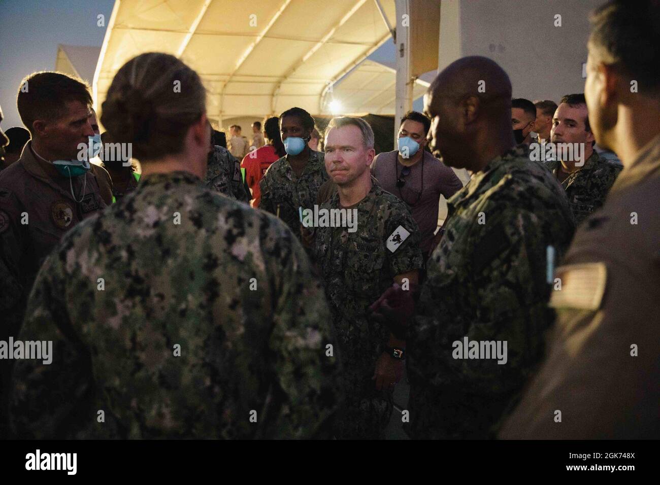 Hinterer Adm. Sean Bailey, stellvertretender Kommandeur des US Naval Forces Central Command und der US 5th Fleet, spricht mit Dienstmitgliedern im Einsatzgebiet der US 5th Fleet und bereitet sich darauf vor, ankommendes Personal bei den Bemühungen zu unterstützen, den sicheren Transit von US-Bürgern und Evakuierten aus Afghanistan zu unterstützen. Die 5. Flotte der USA umfasst fast 2.5 Millionen Quadratmeilen Wasserfläche und umfasst den Arabischen Golf. Golf von Oman, Rotes Meer und Teile des Indischen Ozeans. Stockfoto