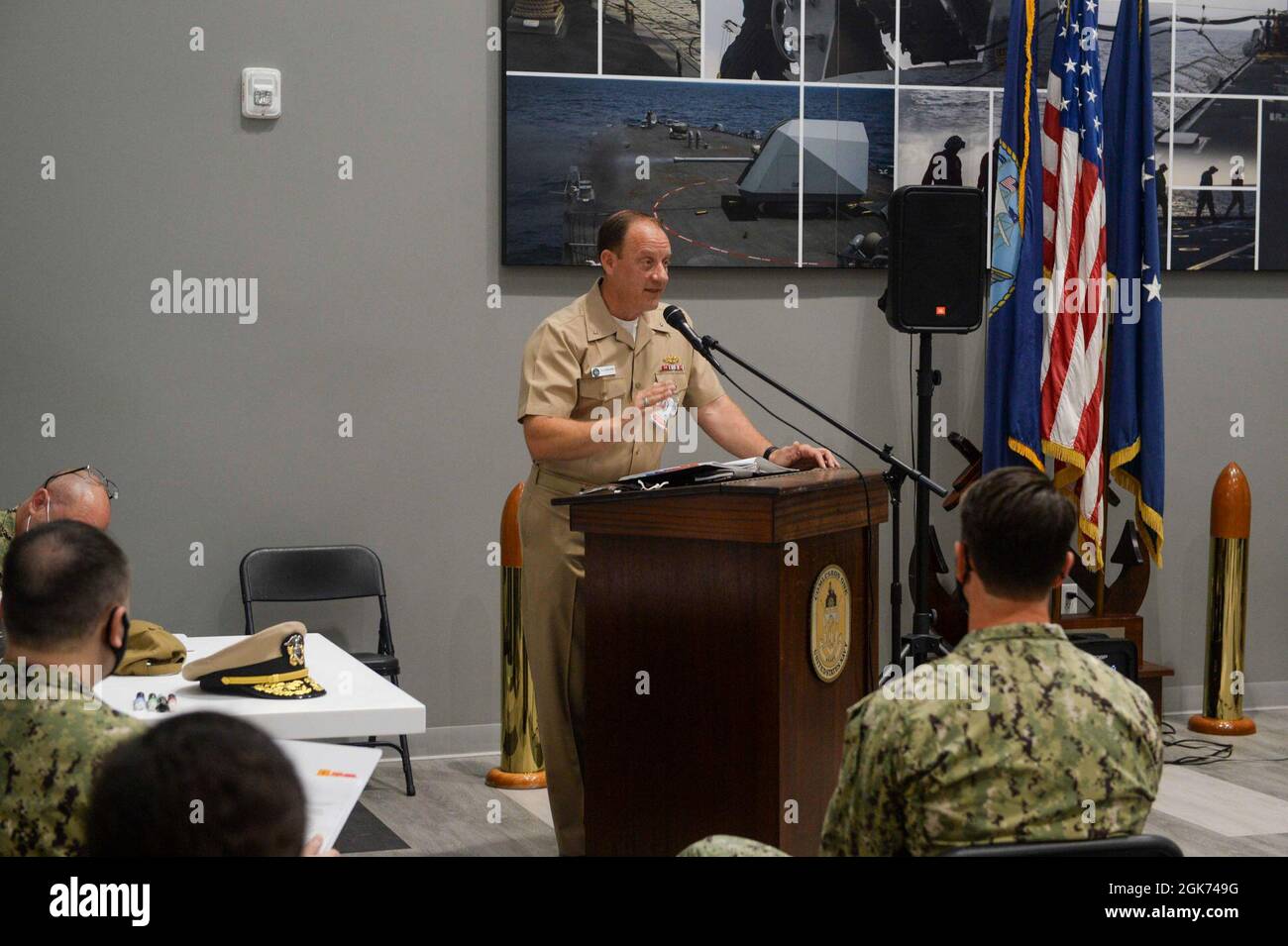 210820-N-ZS023-1007 MARINESTÜTZPUNKT SAN DIEGO (AUG 20, 2021) Adm Hinten. Robert Nowakowski, zum Leiter der Task Force Littoral Combat Ship (LCS) ernannt, informiert die Matrosen während des Naval Reserve Enterprise Leadership Symposiums bei Commander, Littoral Combat Ship Squadron (COMLCSRON) One über zukünftige LCS-Änderungen. Die LCS ist eine schnelle, agile, missionskorremierte Plattform, die für den Einsatz in Küstenumgebungen entwickelt wurde und sich gegen Küstenbedrohungen des 21. Jahrhunderts ausspioniert. LCS unterstützt die Vorwärtspräsenz, die Sicherheit im Seeverkehr, die Seekontrolle und die Abschreckung. Stockfoto