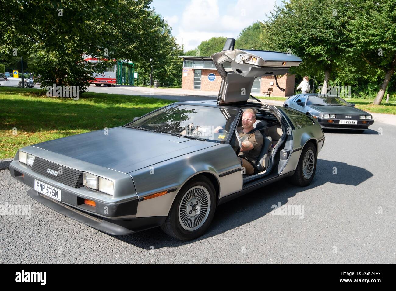 Zurück in die Zukunft. Ein Paar DeLorean-Sportwagen, Winchester, Großbritannien Stockfoto