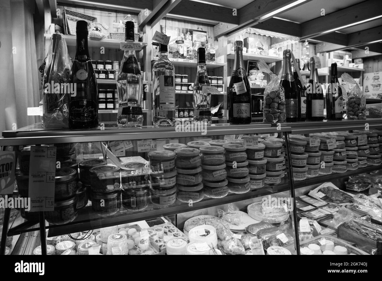 Jura, Frankreich - 30. Dezember 2020: Einrichtung von Lebensmittelspezialitäten. Lokale leckere Würstchen und Schinken, Gourmet Fois Gras, Wein, Süßigkeiten und berühmte Comte Stockfoto