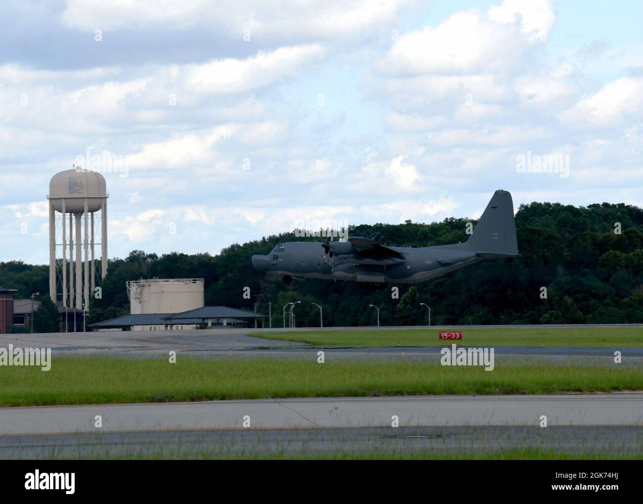 Das endgültige Kampfflugzeug MC-130H von Talon II, das im Warner Robins Air Logistics Complex eine programmierte Depotwartung erhalten soll, hebt am 20. August 2021 auf der Robins Air Force Base, Georgia, ab. Die MC-130H kehrte zurück, um Missionen im Hurlburt Field, Florida, zu unterstützen. Stockfoto