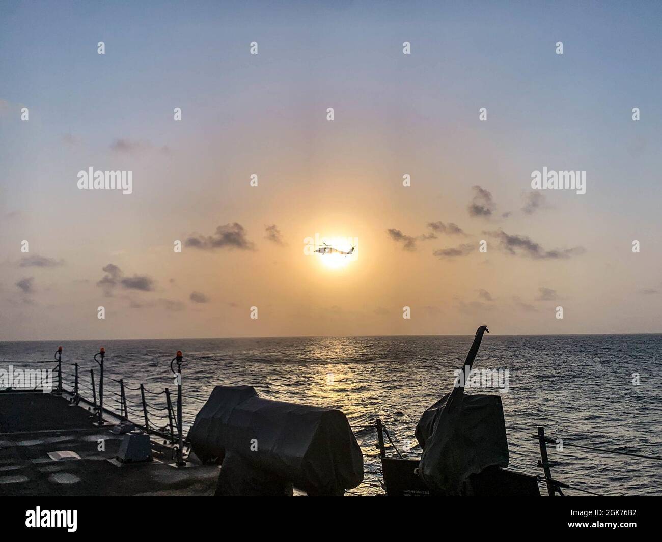 ARABISCHES MEER (Aug 21, 2021) – der Lenkrakenzerstörer USS Halsey (DDG 97) führt Flugoperationen im Arabischen Meer durch, 21. August. Halsey wird im Einsatzgebiet der 5. US-Flotte eingesetzt, um Marinestützpunkte zu unterstützen, um die maritime Stabilität und Sicherheit in der Zentralregion zu gewährleisten und das Mittelmeer und den Pazifik durch den westlichen Indischen Ozean und drei strategische Engpässe zu verbinden. Stockfoto