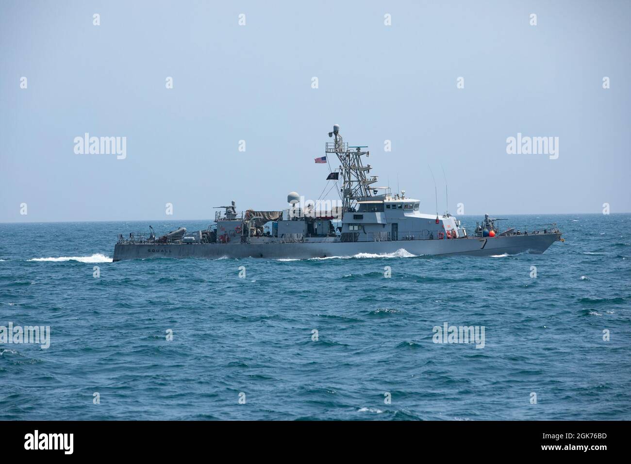 210821-A-RK348-1259 ARABISCHER GOLF (AUG 21, 2021) – Patrouillenküstenschiff USS Squall (PC 7) durchsetzt den Arabischen Golf, 21. August. Squall wird in den Einsatzbereich der 5. US-Flotte eingesetzt, um Marineinteraktionen zu unterstützen, um die maritime Stabilität und Sicherheit in der Zentralregion zu gewährleisten und das Mittelmeer und den Pazifik durch den westlichen Indischen Ozean und drei strategische Engpässe zu verbinden. Stockfoto