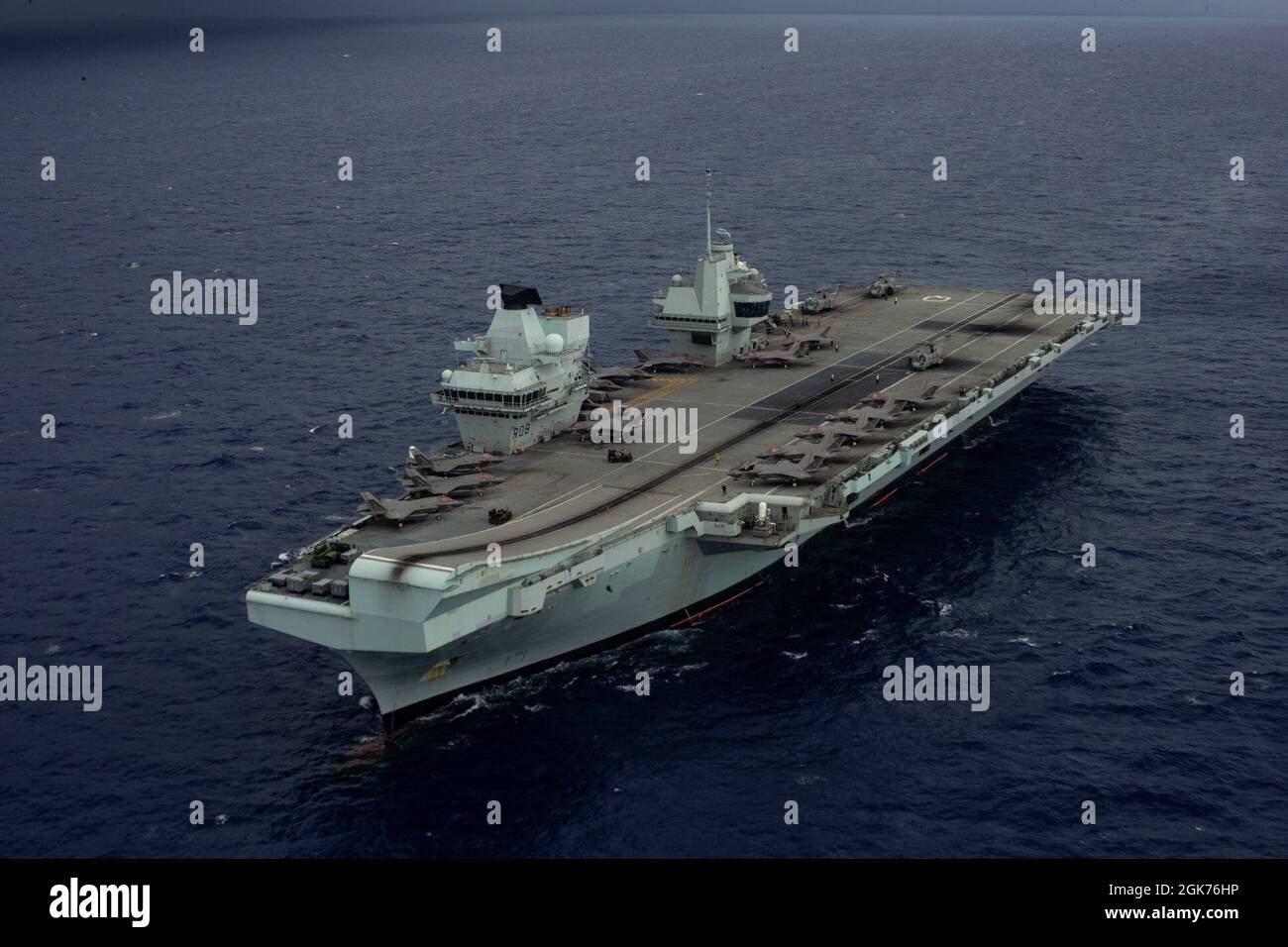 Die HMS Queen Elizabeth segelt im philippinischen Meer, 21. August 2021. Die 31. MEU ist an Bord von Schiffen der America Expeditionary Strike Group im 7. Einsatzgebiet der Flotte tätig, um die Interoperabilität mit Verbündeten und Partnern zu verbessern und als einsatzbereite Einsatztruppe für Frieden und Stabilität in der Indo-Pazifik-Region zu dienen. Stockfoto