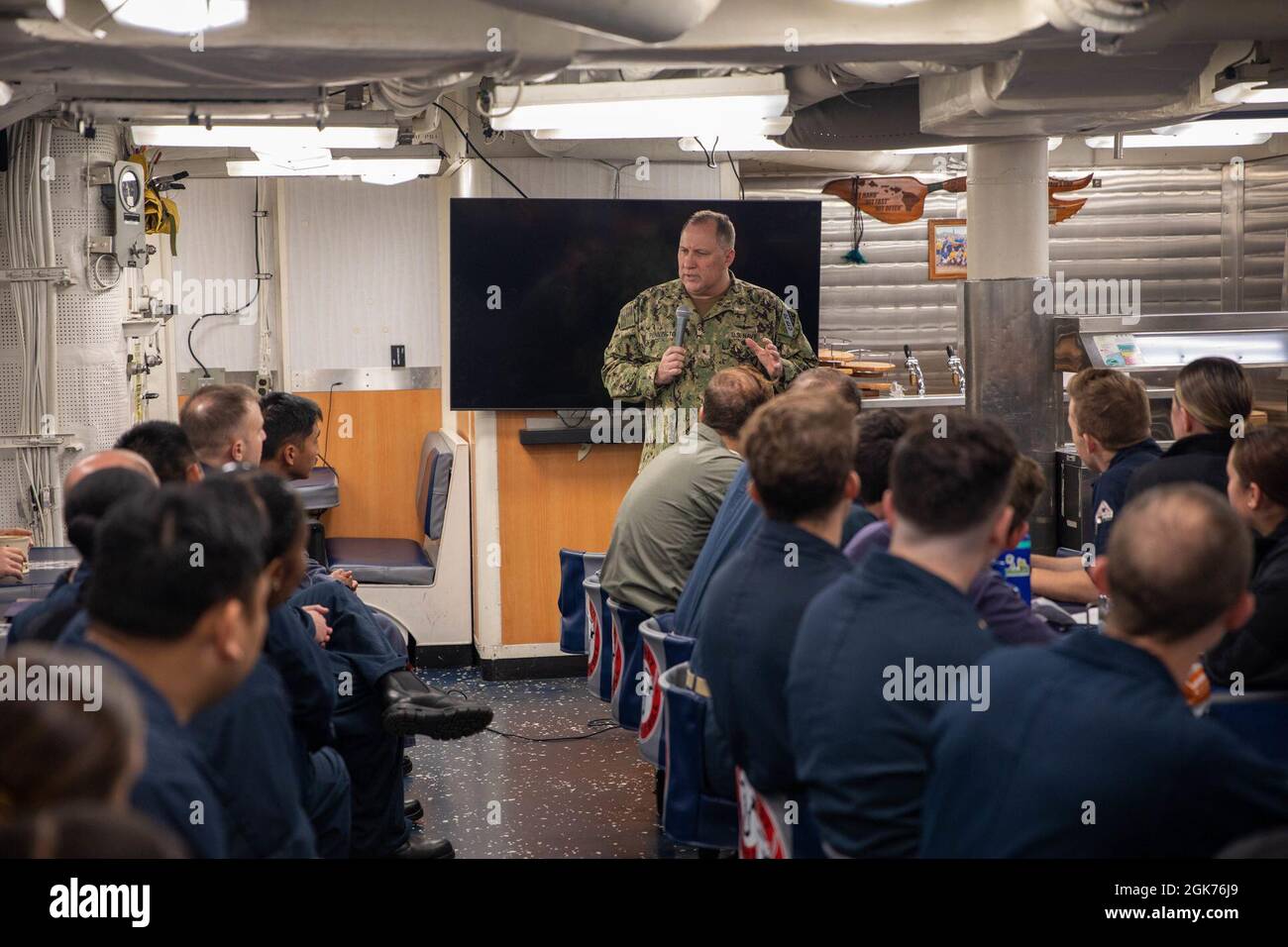 ARABISCHES MEER (Aug 21, 2021) – Konteradmiral Pennington, Kommandant der Carrier Strike Group 5, spricht am 21. August mit Chefs und Offizieren an Bord des Lenkraketen-Zerstörers USS Halsey (DDG 97) im Arabischen Meer. Halsey wird im Einsatzgebiet der 5. US-Flotte eingesetzt, um Marinestützpunkte zu unterstützen, um die maritime Stabilität und Sicherheit in der Zentralregion zu gewährleisten und das Mittelmeer und den Pazifik durch den westlichen Indischen Ozean und drei strategische Engpässe zu verbinden. Stockfoto