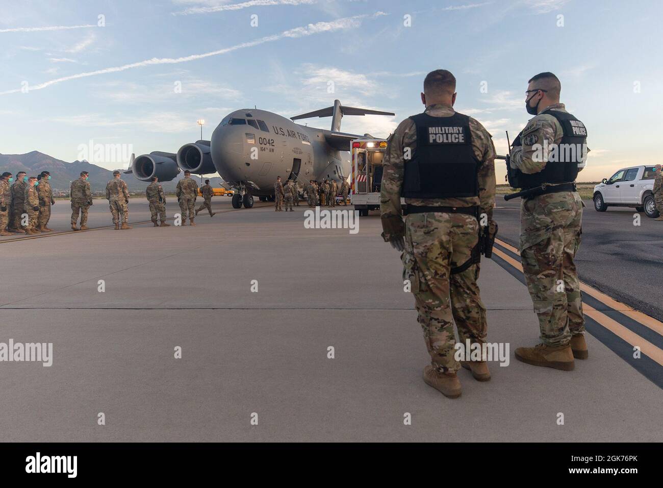 Kriegsadler-Soldaten des 93. Militärpolizei-Bataillons beobachten die Fluglinie bei der ersten Ankunft afghanischer Mitarbeiter am Biggs Army Airfield in Fort Bliss, Texas, am 21. August 2021. Bliss ist einer von mehreren landesweiten Standorten des Verteidigungsministeriums, die die Operation Allies Refuge unterstützen. Das Verteidigungsministerium stellt über das US-Nordkommando und zur Unterstützung des Außenministeriums und des Heimatschutzministeriums bis zu 50,000 afghanische Evakuierte in geeigneten Einrichtungen in ständiger oder temporärer Struktur zur Verfügung Stockfoto