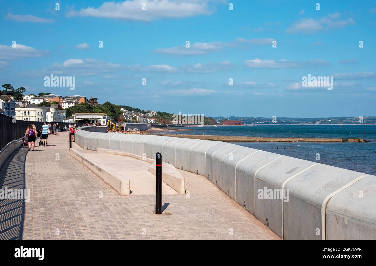 Dawlish, Devon, England, Großbritannien. 2021. Ein Abschnitt der neuen Meeresmauer mit einem erhöhten Abschnitt des Gehwegs und der Eisenbahnlinie in Dawlish, einem Küstenort in Stockfoto