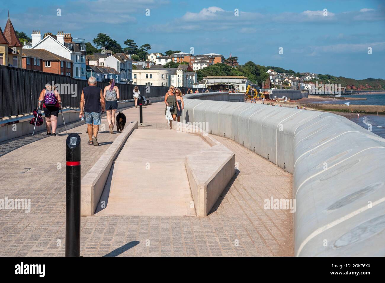 Dawlish, Devon, England, Großbritannien. 2021. Ein Abschnitt der neuen Meeresmauer mit einem erhöhten Abschnitt des Gehwegs und der Eisenbahnlinie in Dawlish, einem Küstenort in Stockfoto