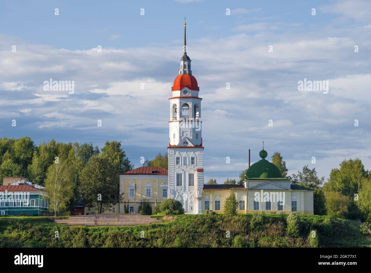 Blick auf die alte Kirche der Himmelfahrt der seligen Jungfrau Maria an einem Augusttag. Totma, Russland Stockfoto