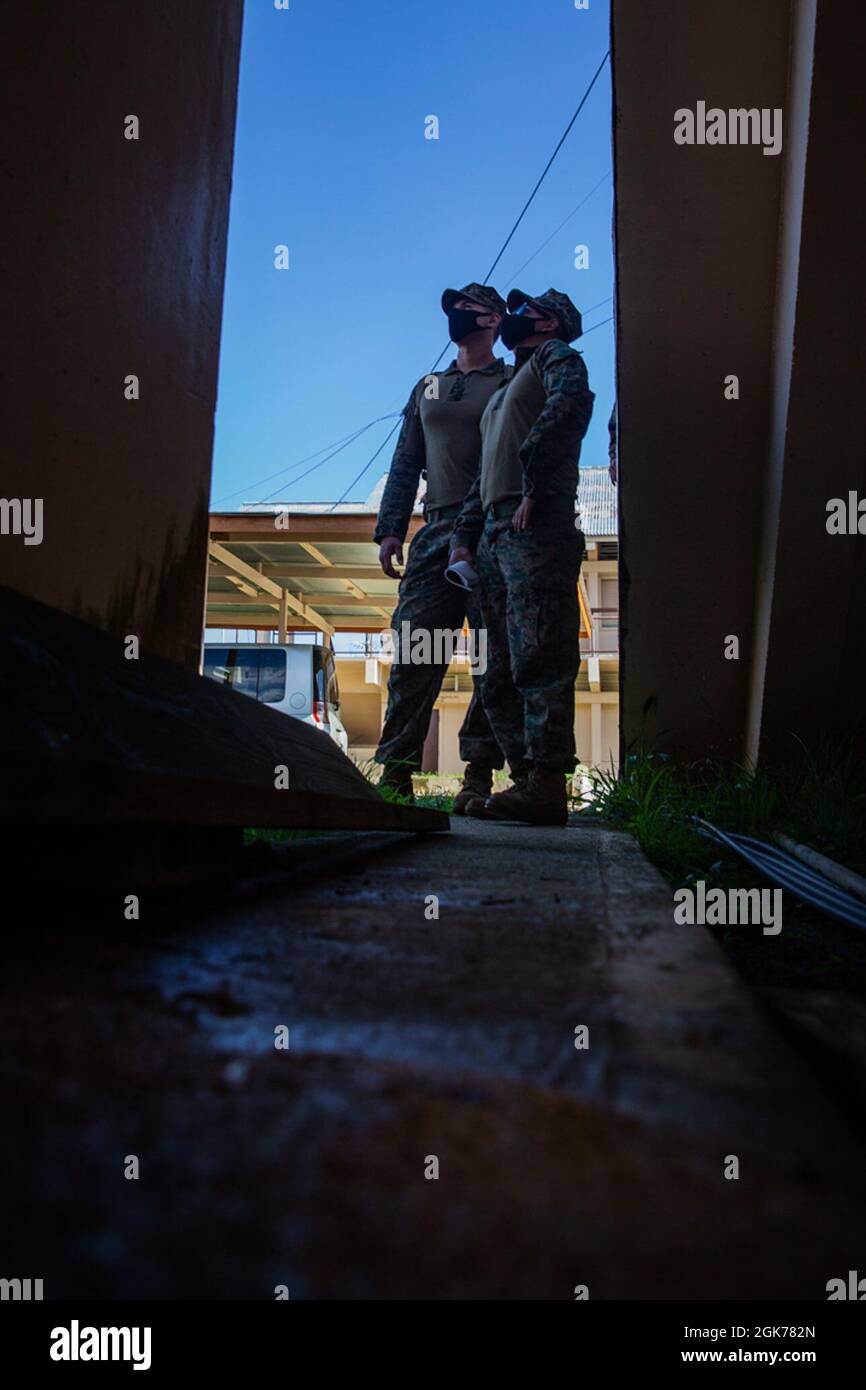 US-Marineinfanteristen mit der Task Force Koa Moana 21, I Marine Expeditionary Force, untersuchen die Hochschule von Palau, um herauszufinden, was in Koror, Republik Palau, am 23. August 2021 repariert werden muss. Die Task Force wird verschiedene Ingenieurprojekte durchführen, um das Engagement der USA für den Vertrag über die freie Assoziation zu bekräftigen und die Interoperabilität bei der Reaktion auf potenzielle humanitäre Hilfe und Katastrophenhilfe zu verbessern. Stockfoto