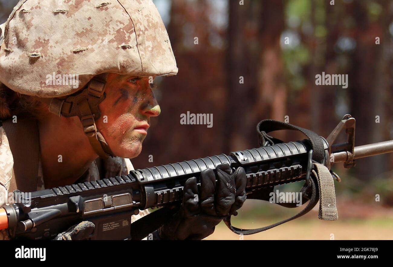 Rekruten von Oscar Company, 4. Rekrut Training Bataillon, absolvieren den Tageskurs während des Basic Warrior Trainings an Bord des Marine Corps Recruit Depot Parris Island, S.C., 23. August 2021. Das Basic Warrior Training dient dazu, Rekruten Fähigkeiten wie Patrouillen, Taktiken für kleine Einheiten und Landnavigation beizubringen und ist eine Graduierungsanforderung für alle Marineinfanteristen. Stockfoto