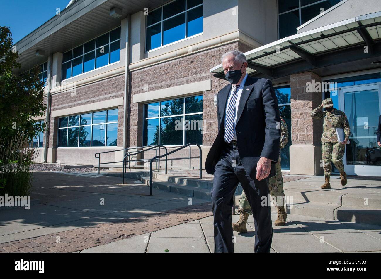 Frank Kendall, Sekretär der Luftwaffe, verlässt das Hauptquartier der Buckley Garrison auf der Buckley Space Force Base, Colorado, 23. August 2021. Sowohl Sekretär Kendall als auch General John W. „Jay“ Raymond, Chief of Space Operations, halten am 24. August 2021 beim 36. Weltraumsymposium einen Medienroundtable ab. Stockfoto