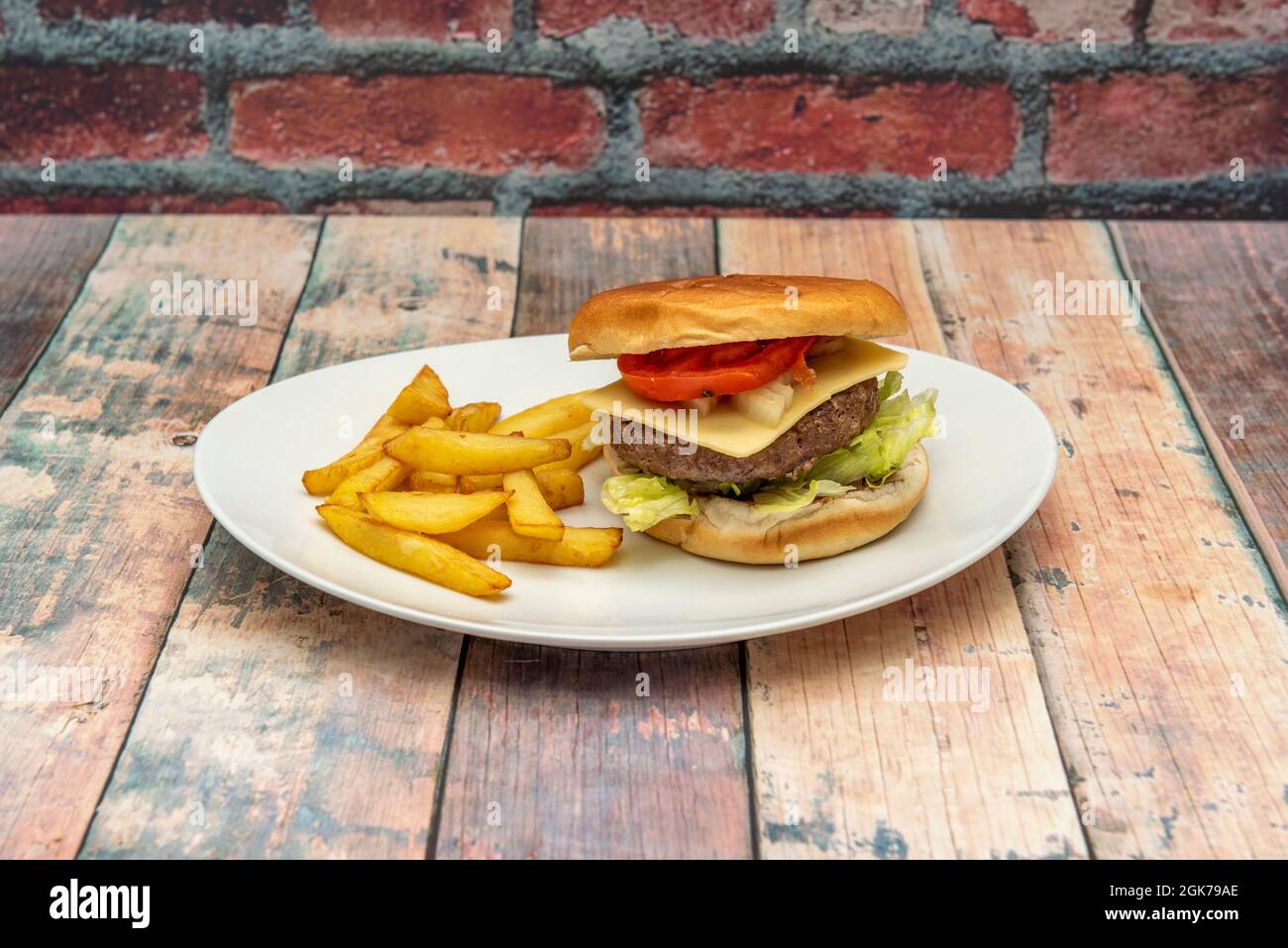 bbq Speck Käse Burger mit pommes frites Stockfoto