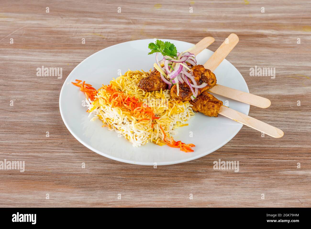 Hindu Biryani Reis Rezept mit gegrillten Lammspießen und roten Zwiebeln Stockfoto