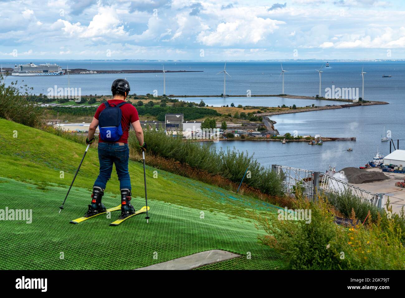 CopenHill, Müllverbrennungsanlage und künstliche Skipiste, Skifahren mit Blick auf den Øresund Meter hohen und 400 Meter langen Hang auf der künstlichen Piste 90 Stockfoto