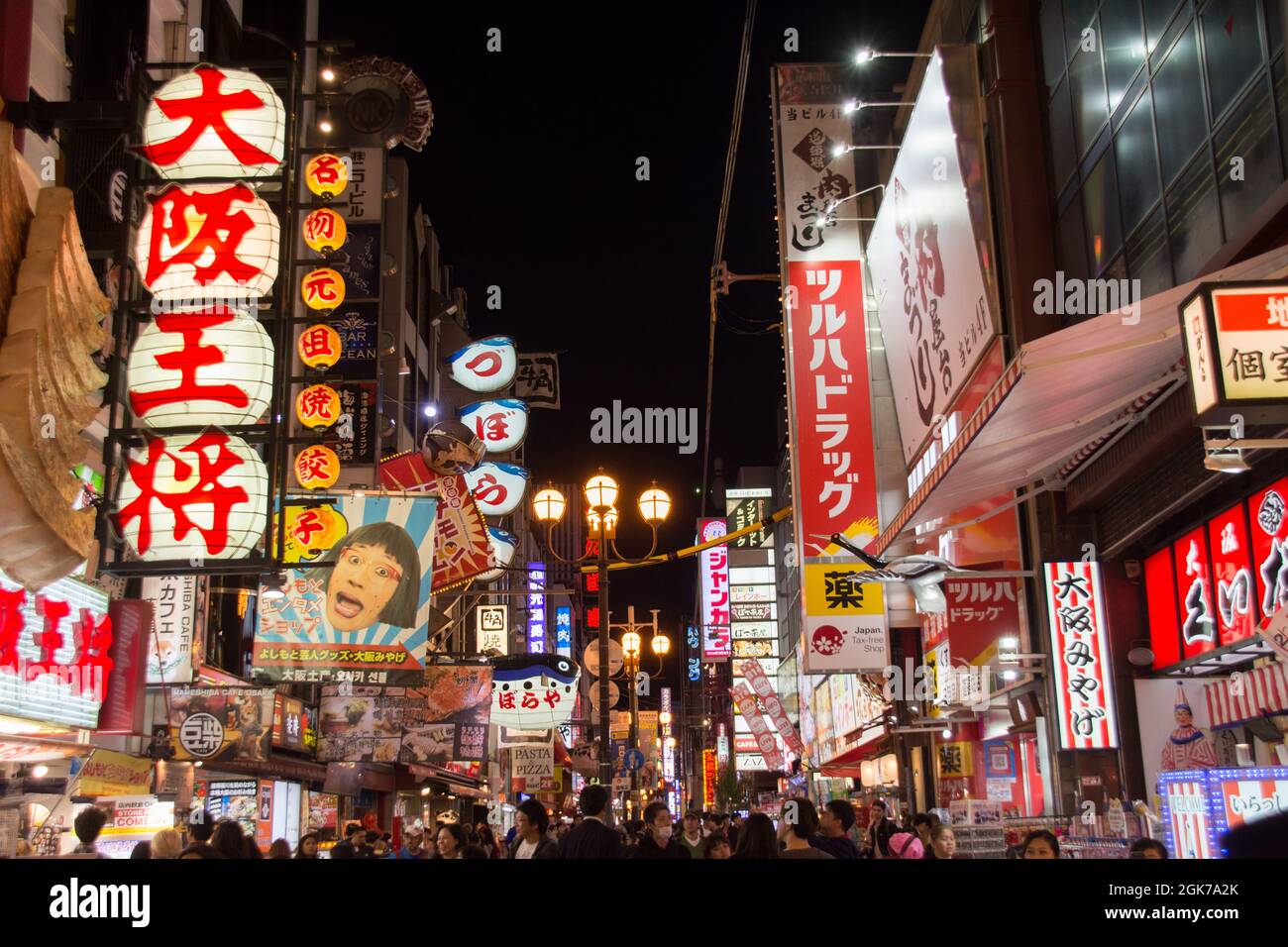 Am Abend erleuchtete die japanische Schaufensterei entlang von Dotonbori, Osaka, Japan Stockfoto