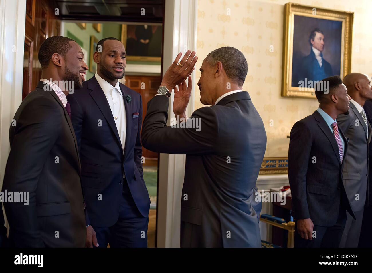 Präsident Barack Obama spricht mit den 2013 NBA-Champion Miami Heat-Spielern Dwyane Wade, Left, und LeBron James im Blue Room vor einer Zeremonie, bei der das Team am 14. Januar 2014 im East Room des Weißen Hauses seinen zweiten Titel in Folge gewann. (Offizielles Foto des Weißen Hauses von Pete Souza) Dieses offizielle Foto des Weißen Hauses wird nur zur Veröffentlichung durch Nachrichtenorganisationen und/oder zum persönlichen Druck durch die Betreffzeile(en) des Fotos zur Verfügung gestellt. Das Foto darf in keiner Weise manipuliert werden und darf nicht in kommerziellen oder politischen Materialien verwendet werden, Werbung Stockfoto