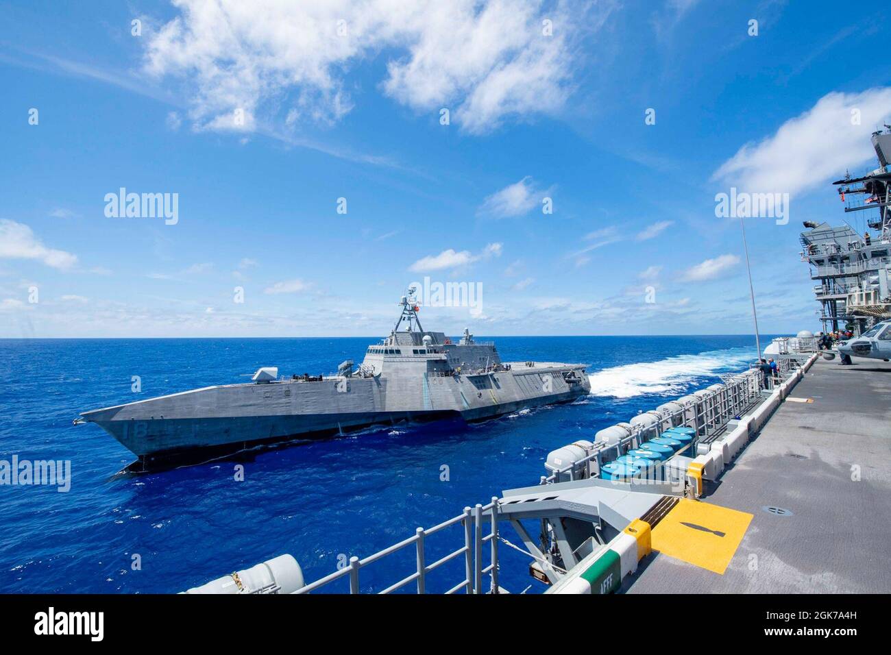 PHILIPPINISCHES MEER (Aug 23, 2021) das Küstenkampfschiff USS Charleston (LCS 18) segelt während einer Betankung auf See neben dem nach vorne eingesetzten amphibischen Angriffsschiff USS America (LHA 6). Amerika, das Flaggschiff der America Expeditionary Strike Group, ist zusammen mit der 31. MEU im Verantwortungsbereich der 7. US-Flotte tätig, um die Interoperabilität mit Verbündeten und Partnern zu verbessern und als einsatzbereite Einsatztruppe für Frieden und Stabilität in der Indo-Pazifik-Region zu dienen. Stockfoto