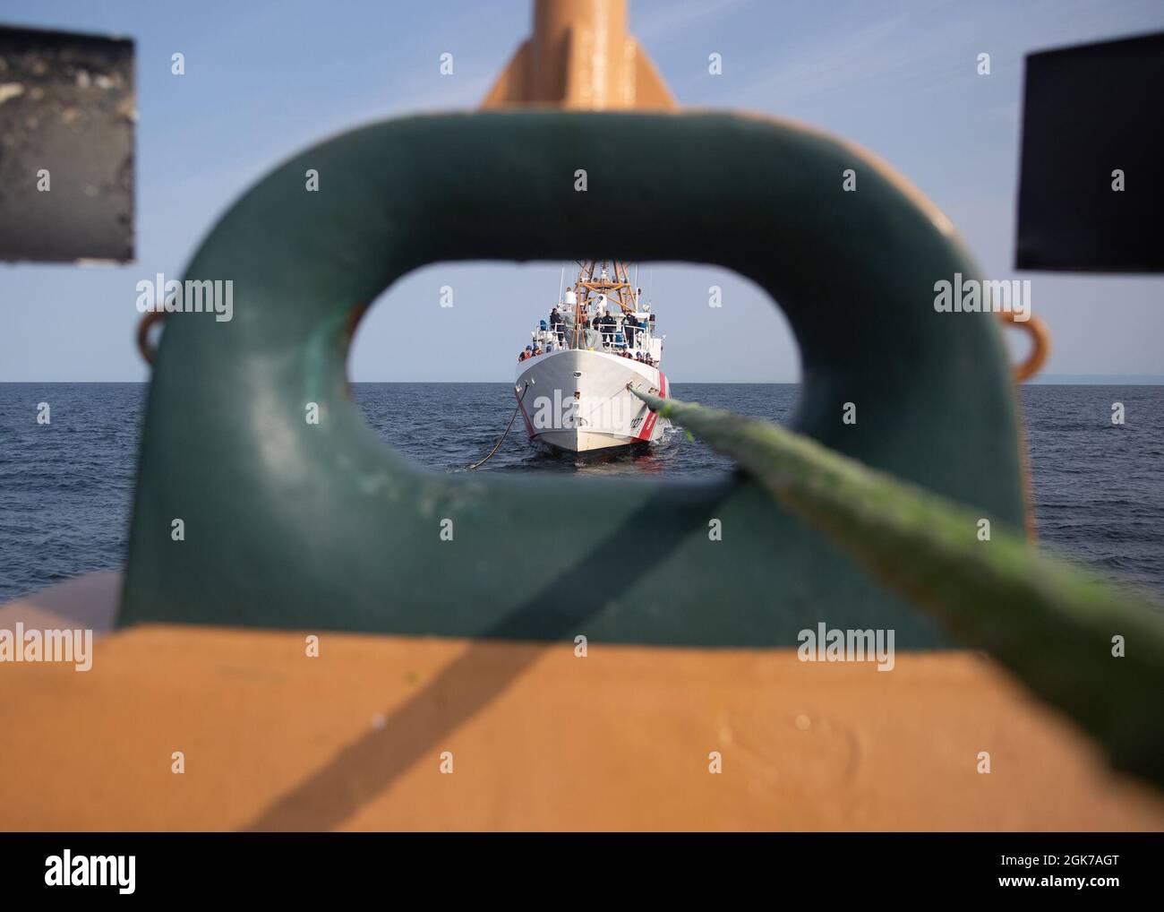 LABRADOR SEA -- (Aug 23, 2021)der 154-Fuß-Sentinel-Klasse-Schnellabschneider USCGC Richard Snyder (WPC 1127), der durch die Kreide der USCGC Escanaba (WMEC 907) während einer Auftankungsentwicklung in der Labradorsee gesehen wurde. USCGC Escanaba ist ein 270-Fuß-Cutter für mittlere Ausdauer, bei dem eine Besatzung von rund 100 Personen viele der Missionen des Dienstes durchführt, wobei der Schwerpunkt auf Strafverfolgung und Sicherheit liegt. Stockfoto