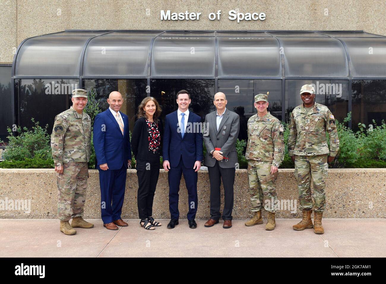 SCHRIEVER SPACE FORCE BASE, Col. -- Brig. General Dennis Bythewood, stellvertretender Kommandant der Joint Task Force und Space Defense; Maj. General Brook Leonard, Stabschef des US-Weltraumkommandos und Chief Master Sgt. Jacob Simmons, ranghoher Anführer des JTF-SD-Kommandos, begrüßt Frank Garcia, Jen Barrett, Matt Pylypciw und Jon Estridge, Senate Select Committee on Intelligence Staff auf der Schriever Space Force Base, Colorado, am 23. August 2021. Vertreter des Ausschusses erfuhren mehr über die Organisation und engagierten die Betreiber des National Space Defense Center während ihres Besuchs. Stockfoto