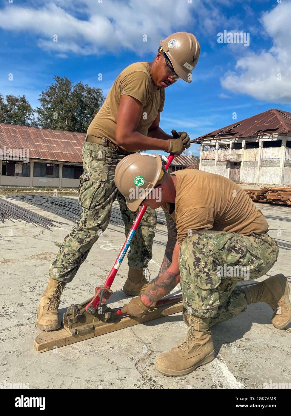 210823-N-RP125-1006 BAUCAU, Timor-Leste (Aug 23, 2021) die Hilfskanzler 2. Klasse Jamey Hawk (links) und der Baumeister 3. Klasse Sean Cregan, die beide dem Naval Mobile Construction Bataillon (NMCB) 5 zugewiesen wurden, biegen die Stütze für die Fertigbauphase des vierzimmerigen Schulhauses ab. Die Seabees der US-Marine mit NMCB-5 bauen das Schulhaus, um das örtliche Bildungsministerium zu unterstützen. NMCB-5 wird im 7. Einsatzgebiet der US-Flotte eingesetzt und unterstützt einen freien und offenen Indo-Pazifik-Raum, stärkt ein Netzwerk von Verbündeten und Partnern und leistet allgemeine technische und zivile Unterstützung für gemeinsame Einsatzkräfte. H Stockfoto