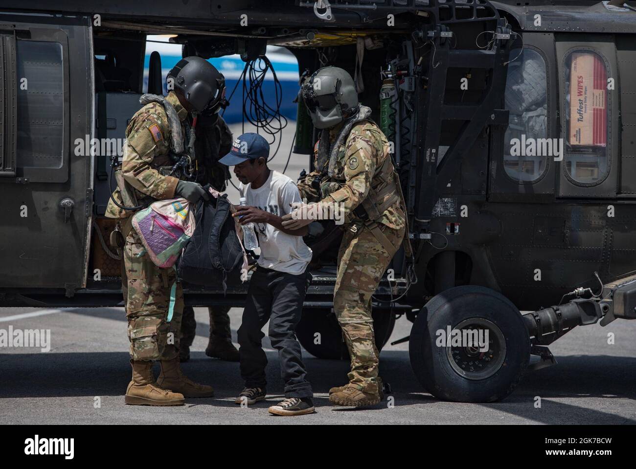 US-Soldaten mit dem 1. Bataillon, dem 228. Luftfahrtregiment, der Joint Task Force-Bravo, dem Soto Cano Air Base, Honduras, entladen während einer medizinischen Evakuierungsmission in Port-au-Prince, Haiti, am 24. August 2021 Patienten aus einem Hubschrauber der UH-60 Black Hawk. Auf Ersuchen des U.S. Southern Command entsandt, um Hilfsmaßnahmen für die Menschen in Haiti zu unterstützen, nachdem die Nation am 14. August von einem Erdbeben getroffen wurde. Stockfoto