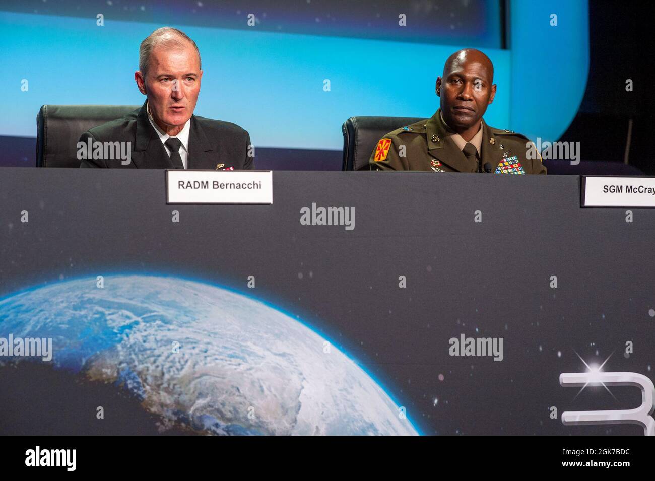 US Navy ADM hinten. Michael Bernacchi, Direktor für Strategie, Pläne und Politik des US-Raumfahrtkommandos, und US Army Command Sgt. Maj. Eric McCray, Kommandant von USSPACECOM, sprach während des Panels „Building and Usage a Space Warfighter: U.S. Space Force and U.S. Space Command Perspectives“ auf dem 36. Annual Space Symposium am 24. August 2021 in Colorado Springs, Colorado, mit führenden Raumfahrtexperten aus der ganzen Welt. Das Space Symposium ist eine Gelegenheit für die Raumfahrternationen und -Sektoren des Raumfahrtunternehmens, den Dialog zu fördern und die Aufmerksamkeit auf kritische Weltraumfragen zu lenken. USSPACECOM führt Operationen in, Stockfoto