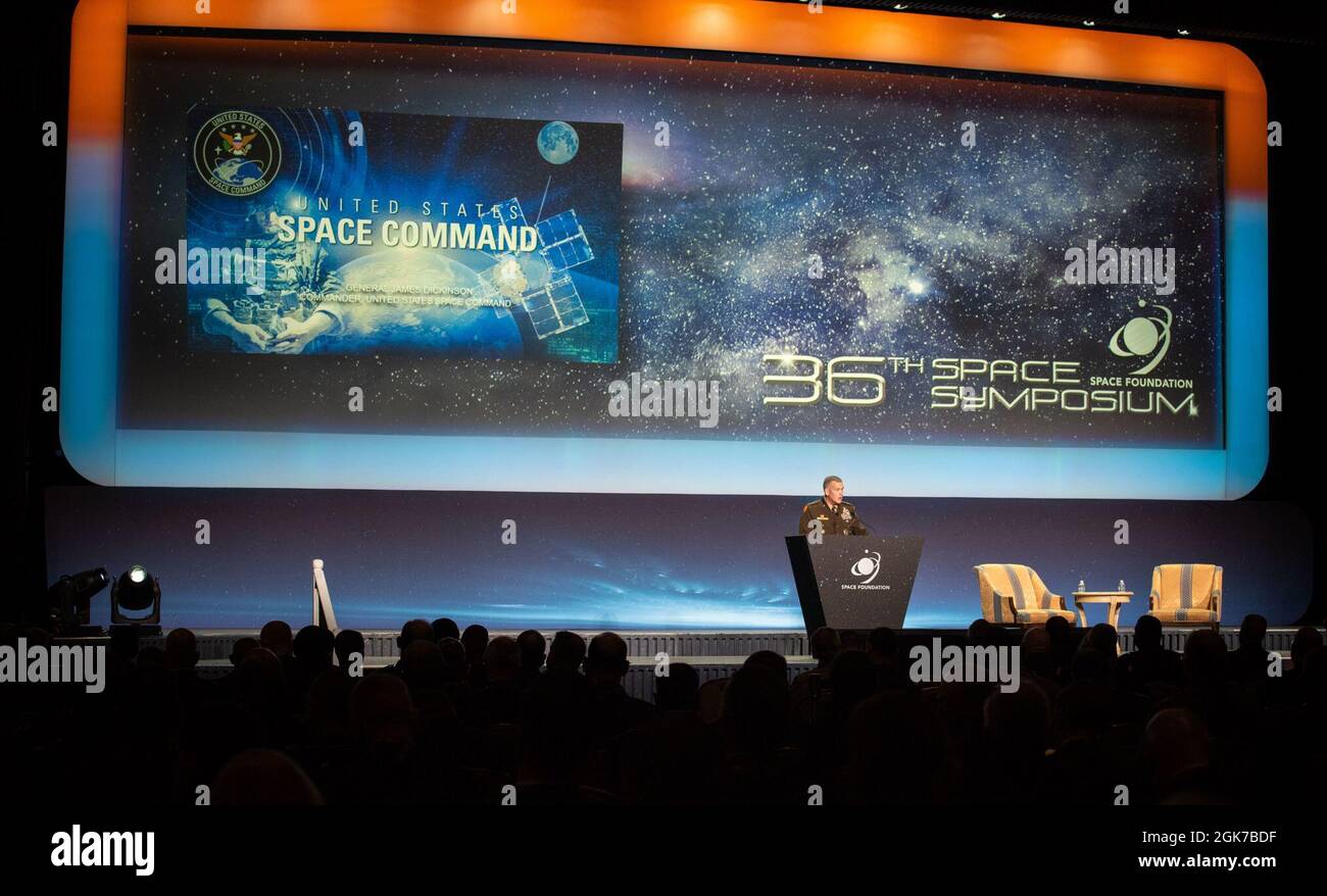James Dickinson, Kommandant des U.S. Space Command, spricht während des 36. Jährlichen Weltraumsymposiums am 24. August 2021 in Colorado Springs, Colorado, mit führenden Raumfahrtexperten aus der ganzen Welt. Während seines Vortrags gab Dickinson bekannt, dass USSPACECOM die erste operative Fähigkeit erreicht hat. Das Space Symposium ist eine Gelegenheit für die Raumfahrternationen und -Sektoren des Raumfahrtunternehmens, den Dialog zu fördern und die Aufmerksamkeit auf kritische Weltraumfragen zu lenken. USSPACECOM führt Operationen im, vom und zum Weltraum durch, um Konflikte abzuschrecken und, falls nötig, Aggressionen zu besiegen, Weltraumkampfkraft für die gemeinsamen und zu liefern Stockfoto