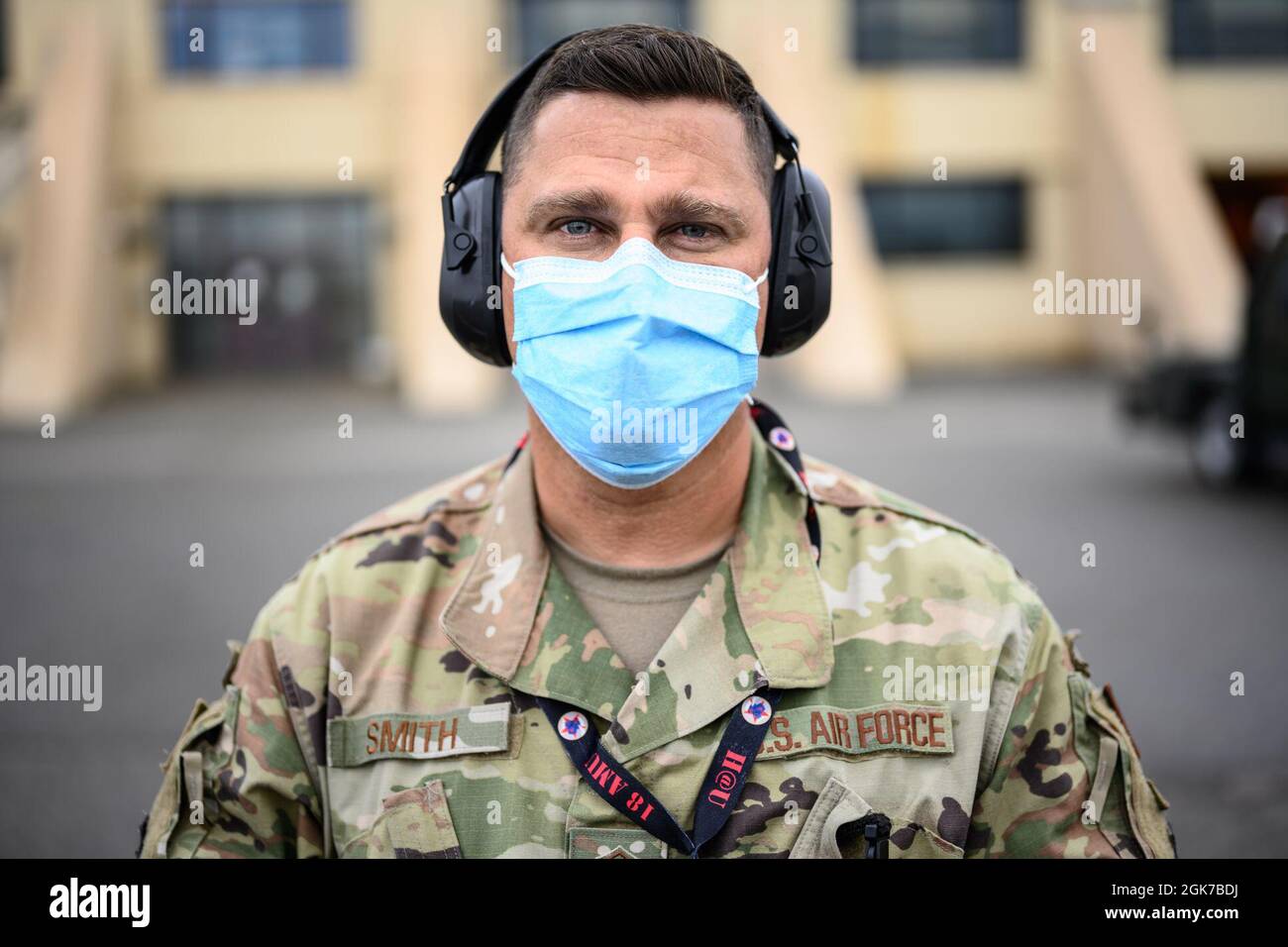 U.S. Air Force Master Sgt. Ryan Smith, nicht kommissionierter Offizier des 354th Fighter Wing, posiert für ein Foto am 24. August 2021 auf der Fluglinie auf der Eielson Air Force Base, Alaska. Smith gehört zu den Sicherheitsexperten, die während DER RED FLAG-Alaska 21-3 mit der Sicherheit von Personal und Flugzeugen beauftragt sind. Stockfoto