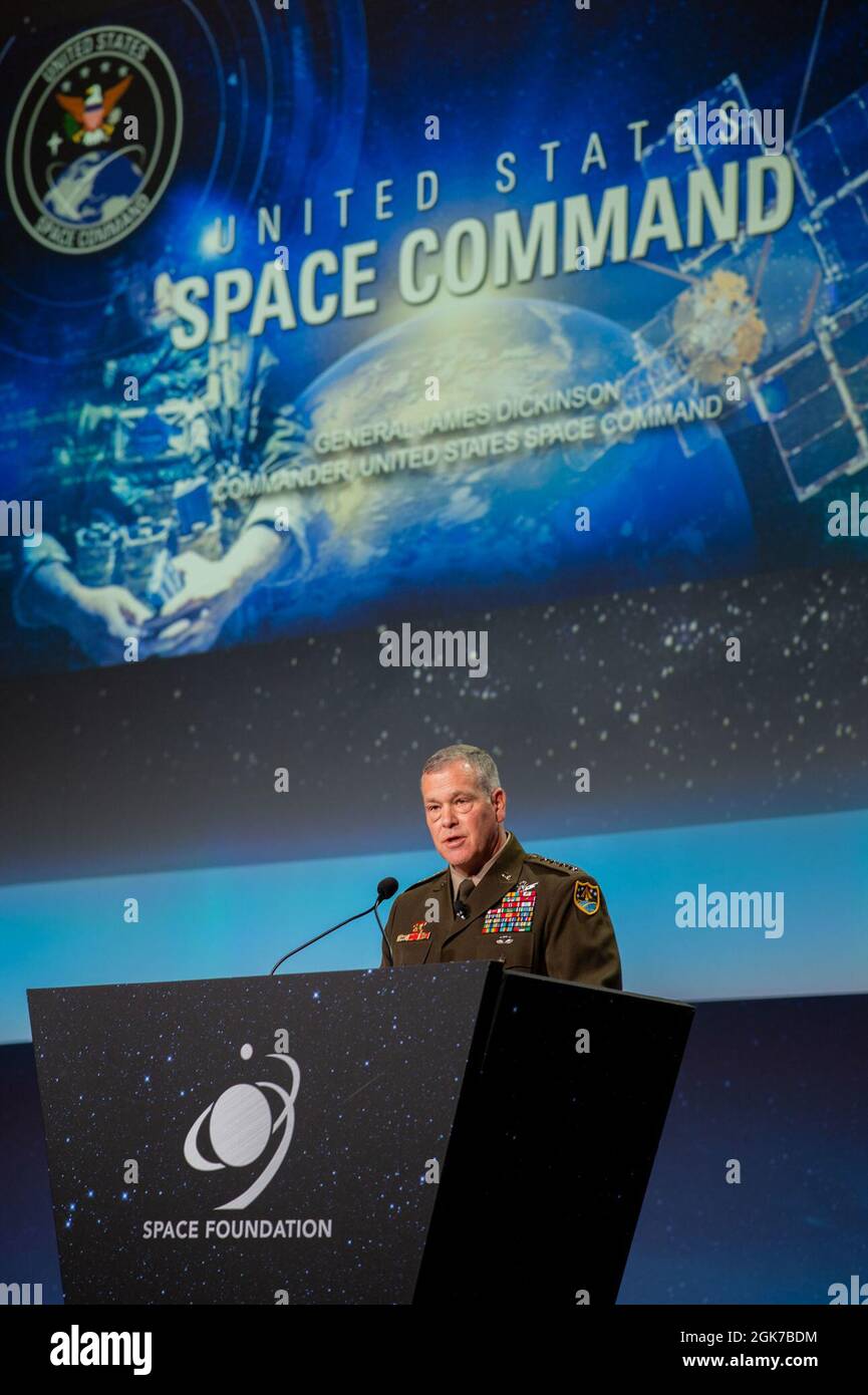 James Dickinson, Kommandant des U.S. Space Command, spricht während des 36. Jährlichen Weltraumsymposiums am 24. August 2021 in Colorado Springs, Colorado, mit führenden Raumfahrtexperten aus der ganzen Welt. Während seines Vortrags gab Dickinson bekannt, dass USSPACECOM die erste operative Fähigkeit erreicht hat. Das Space Symposium ist eine Gelegenheit für die Raumfahrternationen und -Sektoren des Raumfahrtunternehmens, den Dialog zu fördern und die Aufmerksamkeit auf kritische Weltraumfragen zu lenken. USSPACECOM führt Operationen im, vom und zum Weltraum durch, um Konflikte abzuschrecken und, falls nötig, Aggressionen zu besiegen, Weltraumkampfkraft für die gemeinsamen und zu liefern Stockfoto