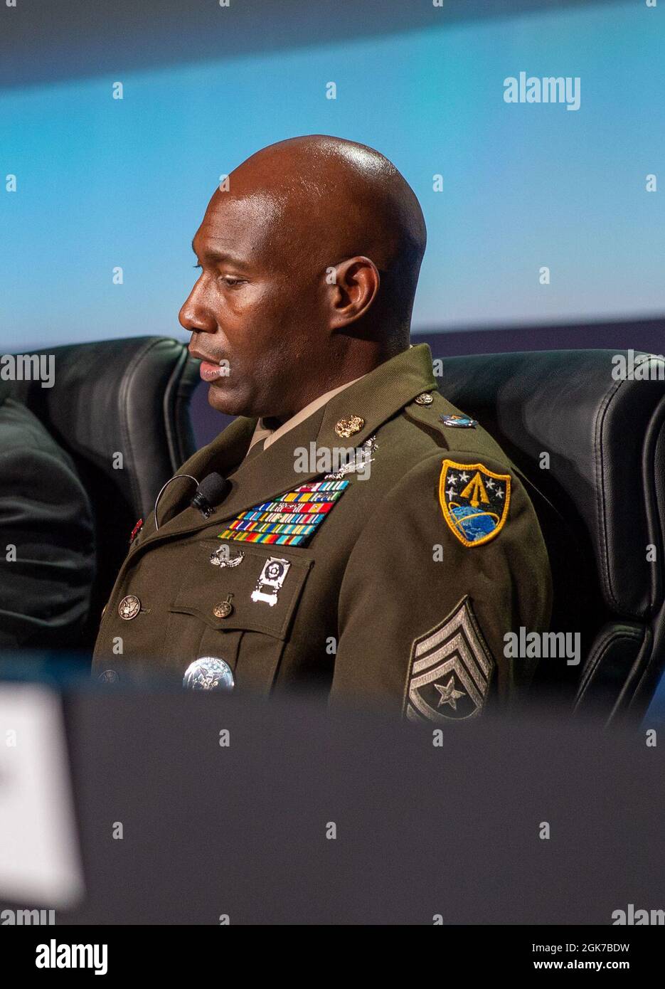 U.S. Army Command Sgt. Maj. Eric McCray, Kommandant von USSPACECOM, spricht während des Panels „Building and Usage a Space Warfighter: U.S. Space Force and U.S. Space Command Perspectives“ auf dem 36. Annual Space Symposium am 24. August 2021 in Colorado Springs, Colorado, mit führenden Raumfahrtexperten aus der ganzen Welt. Das Space Symposium ist eine Gelegenheit für die Raumfahrternationen und -Sektoren des Raumfahrtunternehmens, den Dialog zu fördern und die Aufmerksamkeit auf kritische Weltraumfragen zu lenken. USSPACECOM führt Operationen im, vom und zum Weltraum durch, um Konflikte abzuschrecken und bei Bedarf Aggressionen zu besiegen, Weltraumkampf zu liefern Stockfoto